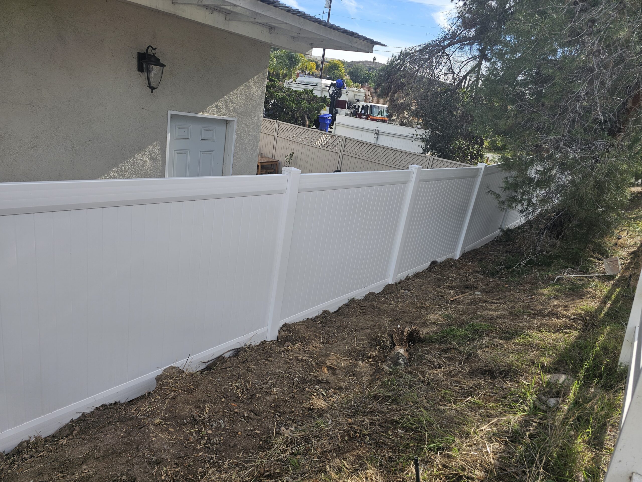 White vinyl privacy fence in HOA community of Poway